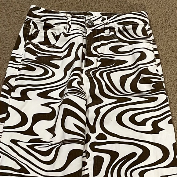 Brown and white squirrel design jeans - Picture 2 of 3